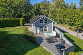 Spa cabin with jacuzzi and firewood sauna